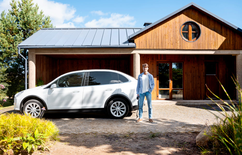 Maison individuelle équipée de panneaux solaires en toiture